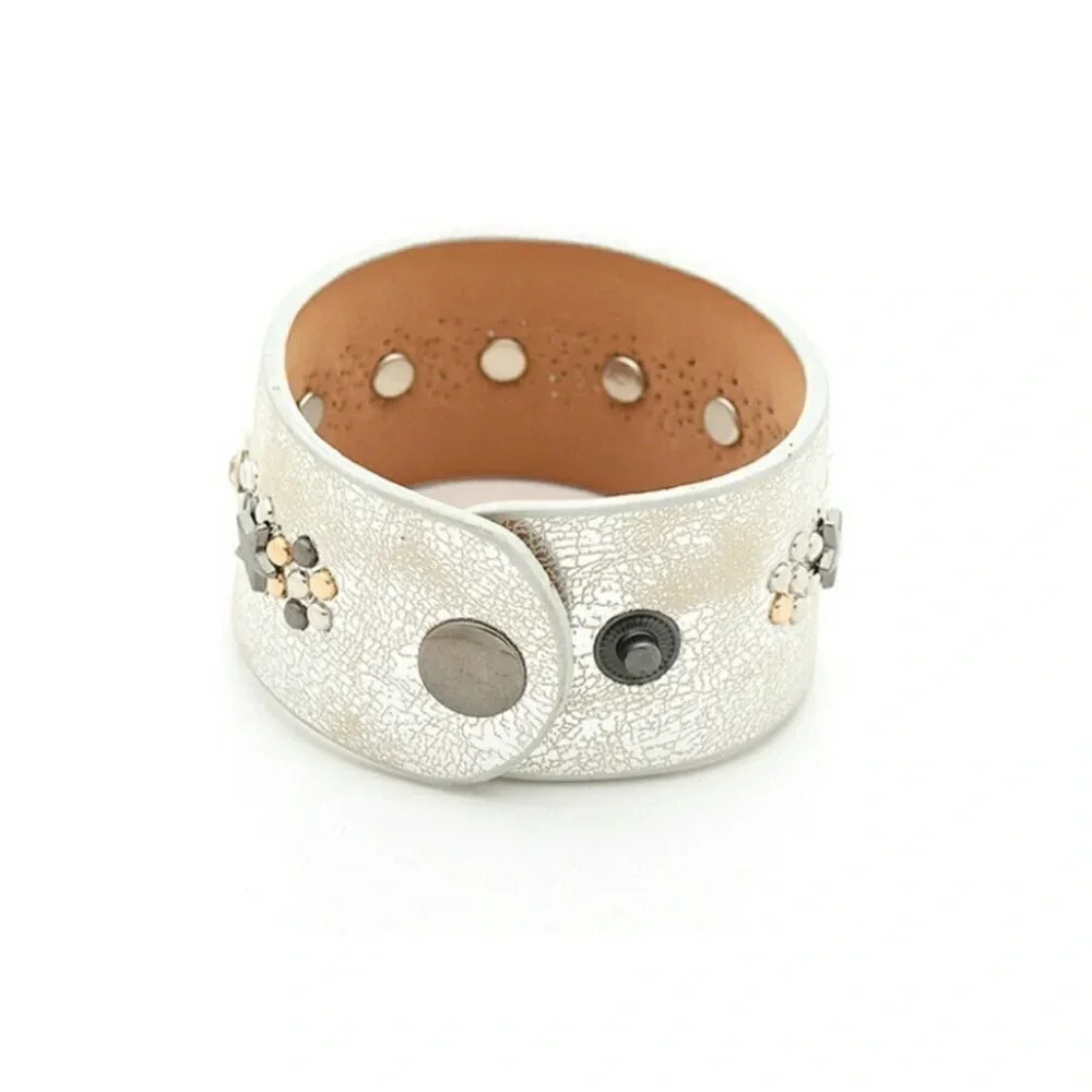 Silver Leather Star Rivet Cuff - Picture 3 of 4